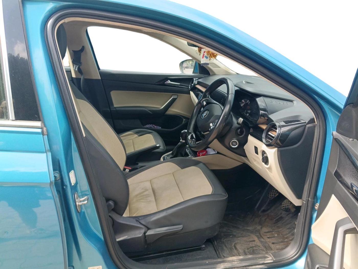 2022 Skoda SLAVIA STYLE 1.0L TSI MT, Petrol, Manual, 37,225 km, interior