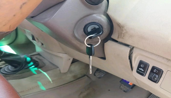 2006 Toyota Innova E 2.5, Diesel, Manual, 1,63,789 km, interior