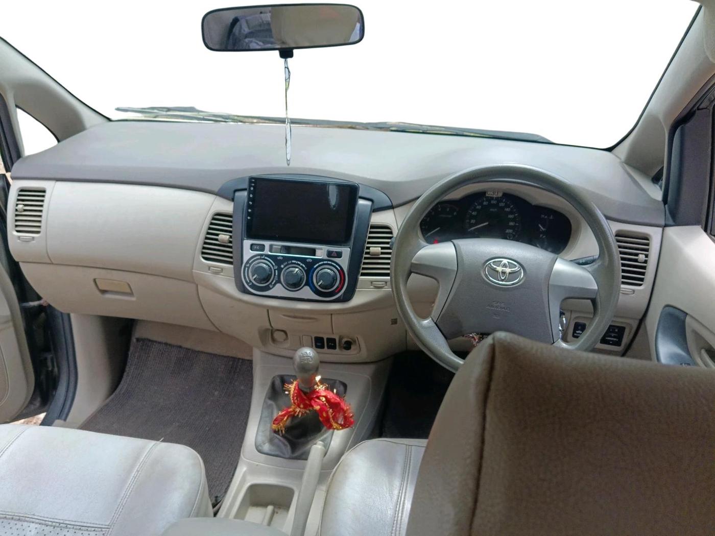 2014 Toyota Innova 2.5 GX 8 STR, Diesel, Manual, 83,967 km, interior