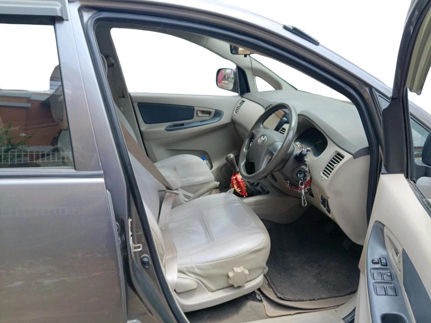 2014 Toyota Innova 2.5 GX 8 STR, Diesel, Manual, 83,967 km, interior