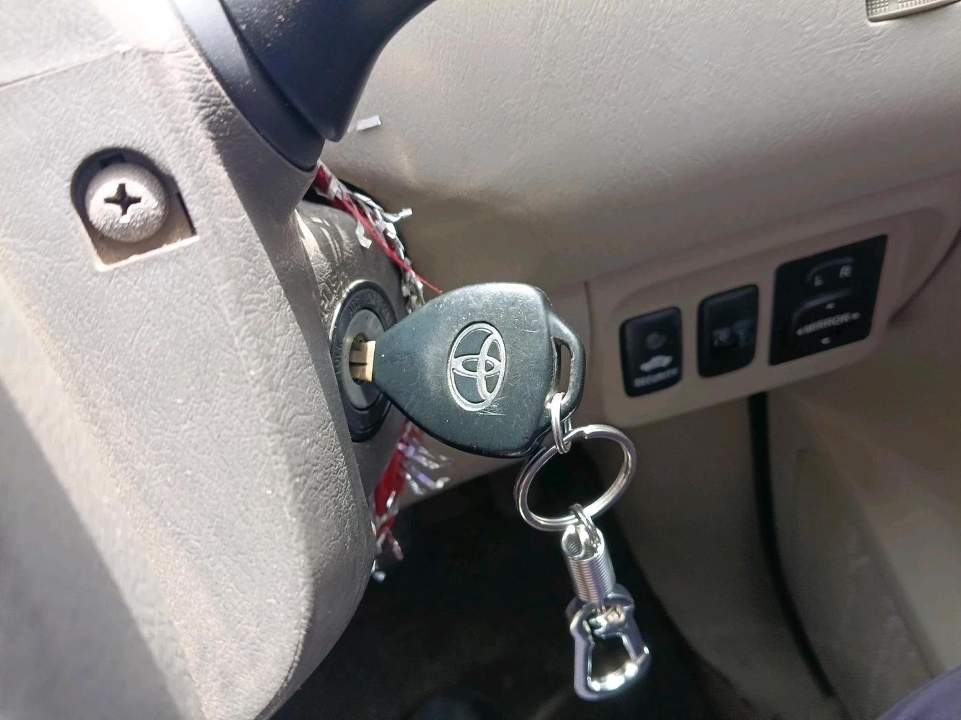 2014 Toyota Innova 2.5 GX 8 STR, Diesel, Manual, 83,967 km, interior