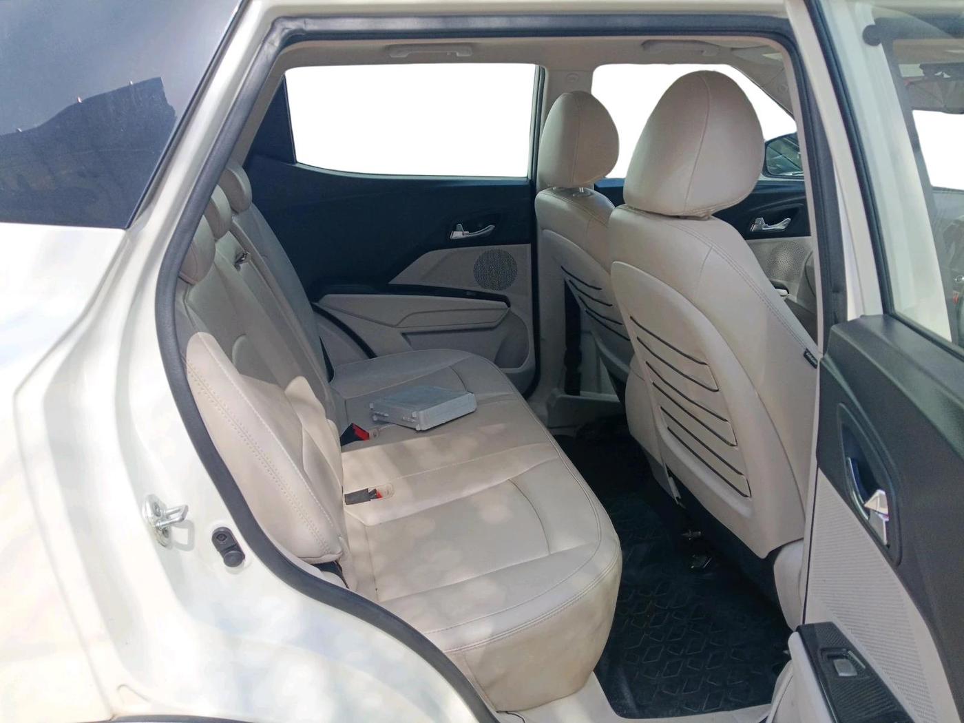 2021 Mahindra XUV300 W8 (O) 1.5 DIESEL AMT, Diesel, Automatic, 57,449 km, interior