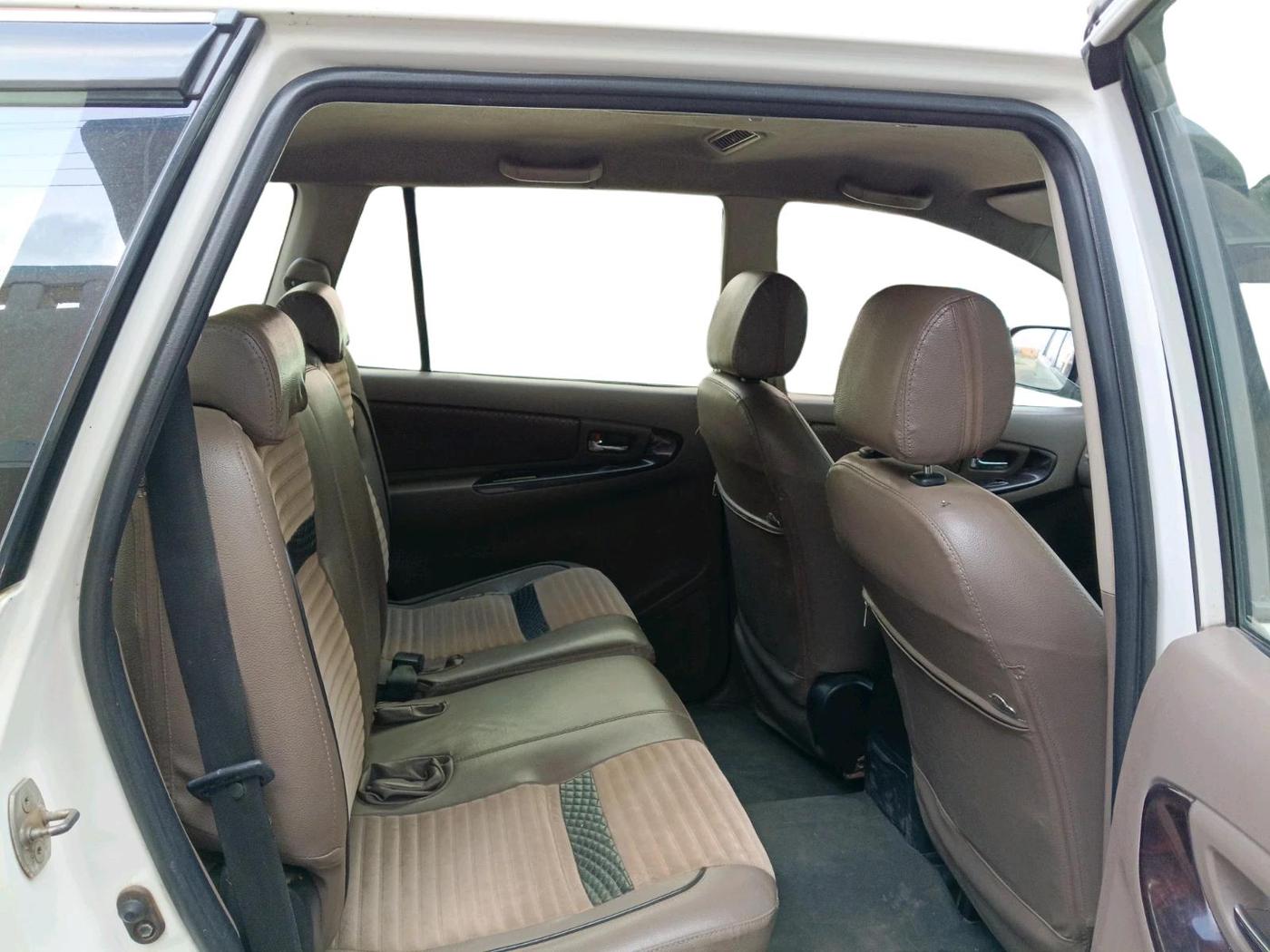 2015 Toyota Innova 2.5 VX 8 STR, Diesel, Manual, 3,14,345 km, interior