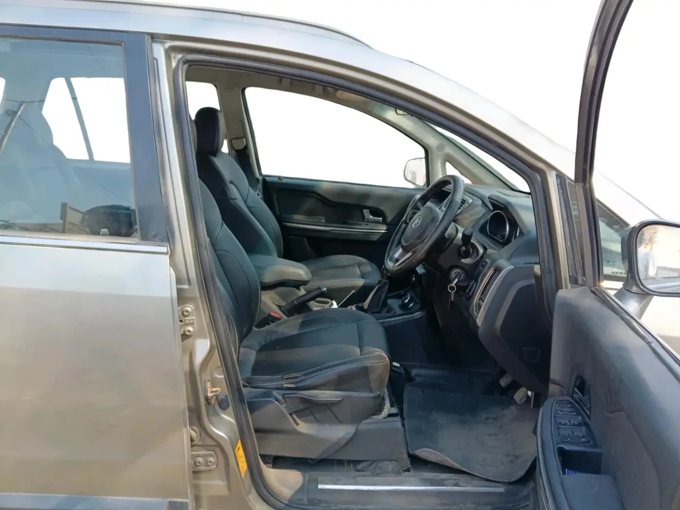 2017 Tata Hexa XT 4X2 7 STR, Diesel, Manual, 1,82,687 km, interior