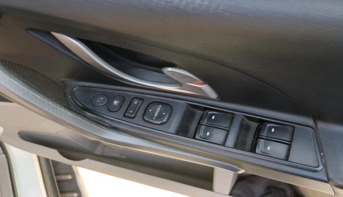 2017 Mahindra XUV500 W10, Diesel, Manual, 1,28,986 km, interior