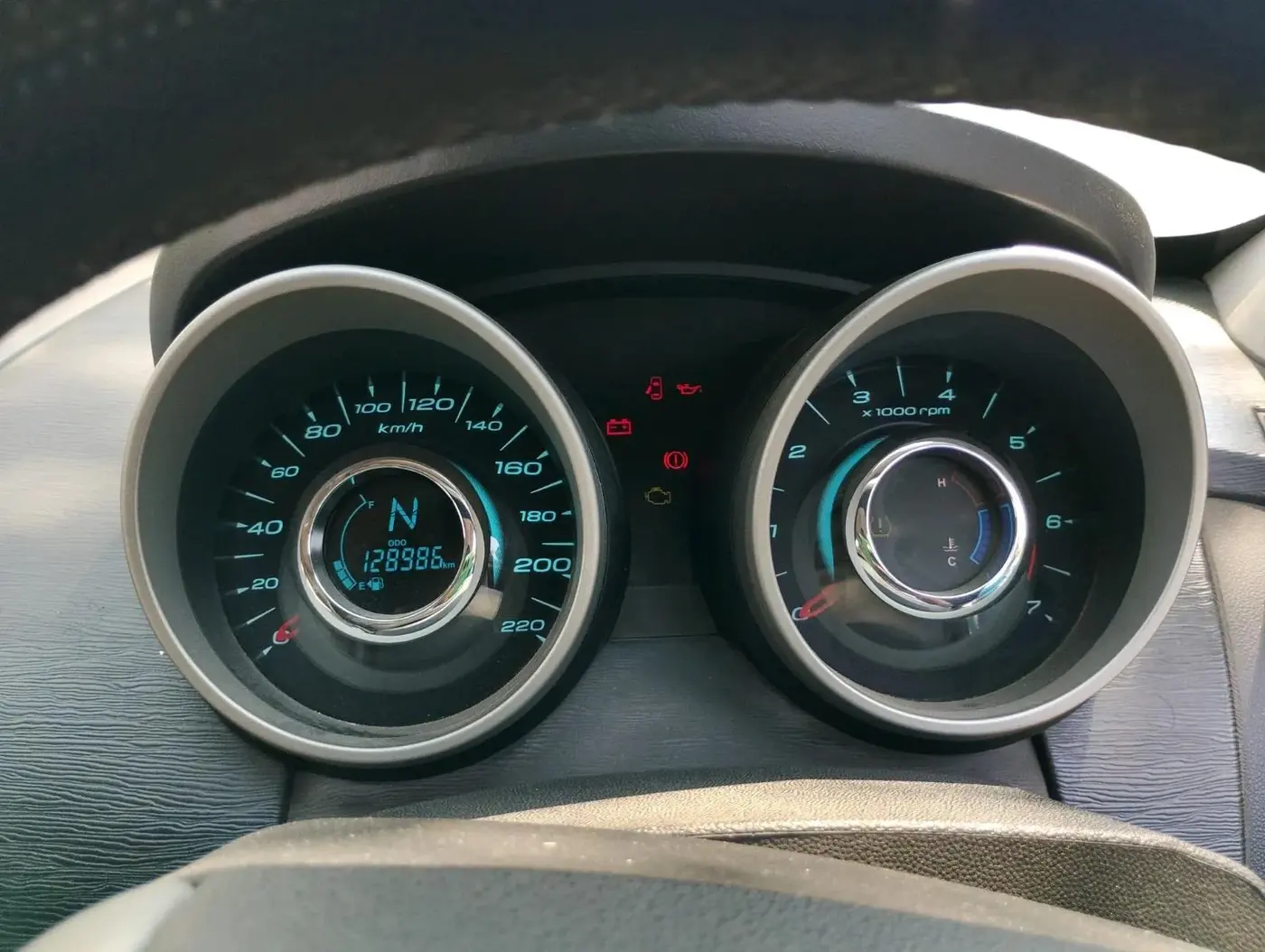2017 Mahindra XUV500 W10, Diesel, Manual, 1,28,986 km, interior
