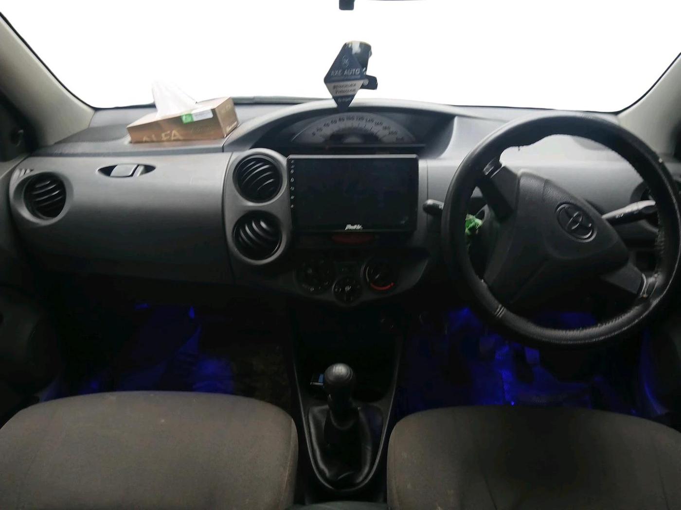 2012 Toyota Etios Liva G, Petrol, Manual, 1,16,604 km, interior