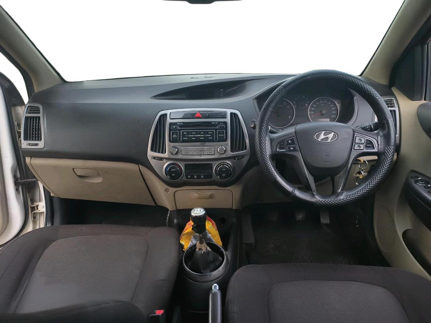 2013 Hyundai i20 SPORTZ 1.2, CNG, Manual, 1,71,745 km, interior