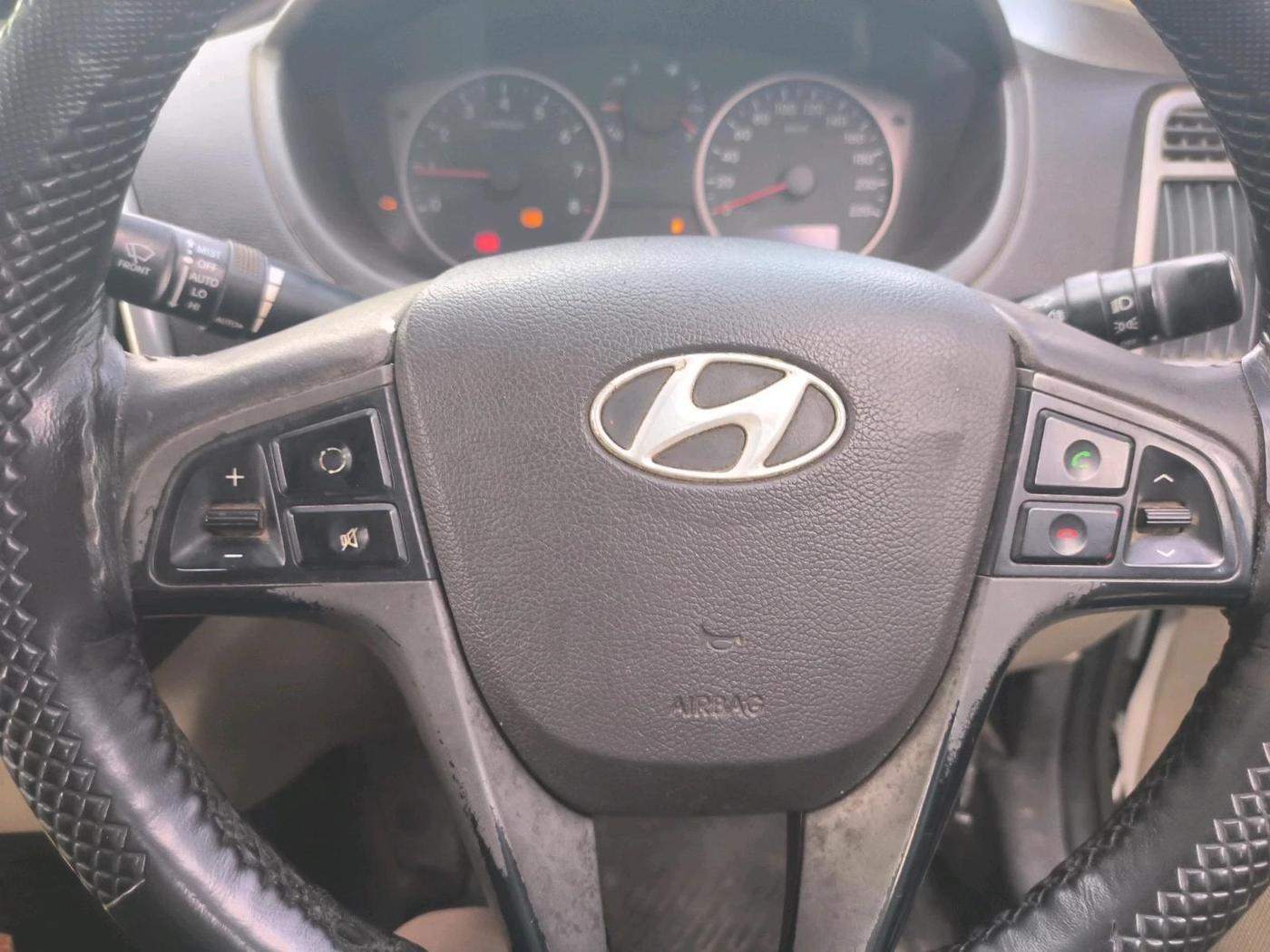 2013 Hyundai i20 SPORTZ 1.2, CNG, Manual, 1,71,745 km, interior