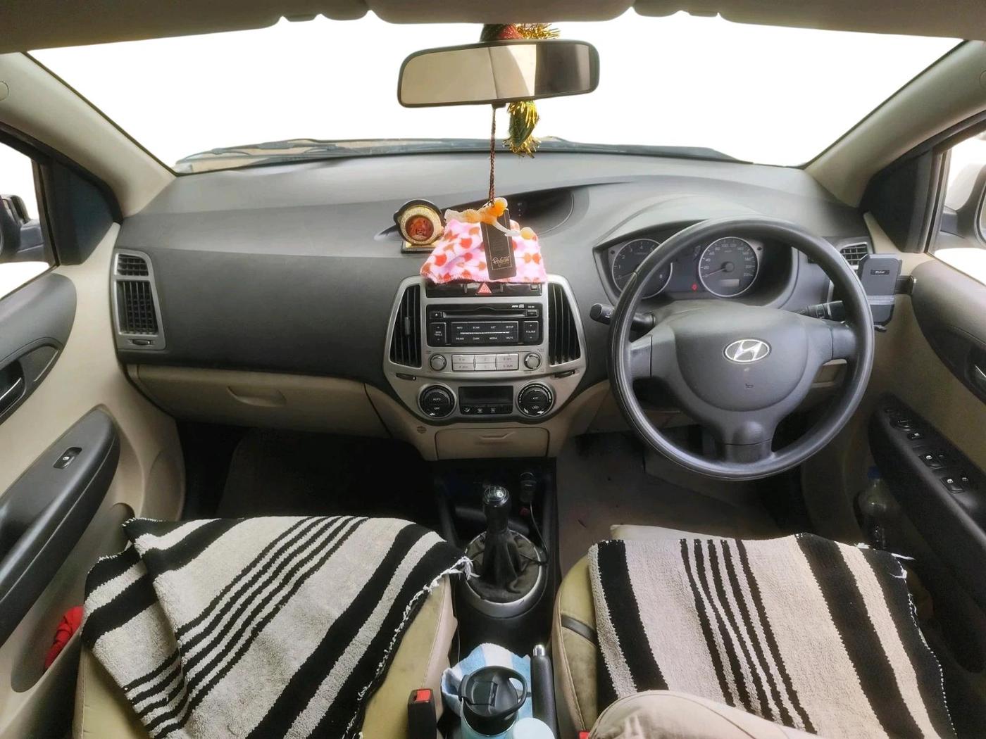 2013 Hyundai i20 MAGNA 1.2, CNG, Manual, 1,39,848 km, interior