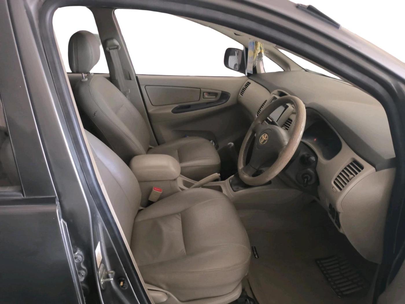 2014 Toyota Innova 2.5 G 8 STR, Diesel, Manual, 2,80,891 km, interior