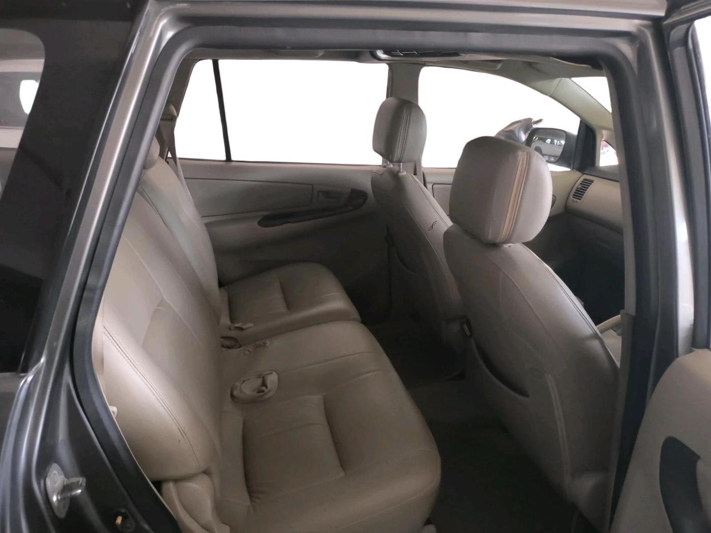 2014 Toyota Innova 2.5 G 8 STR, Diesel, Manual, 2,80,891 km, interior
