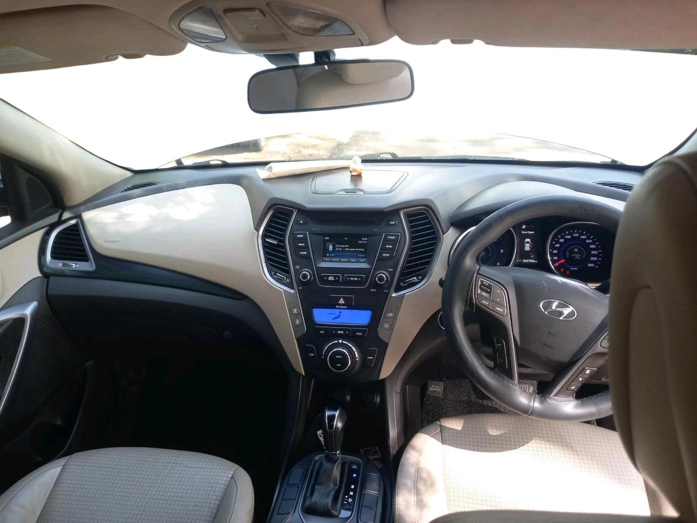 2014 Hyundai Santa Fe 4 WD AT, Diesel, Automatic, 2,62,706 km, interior