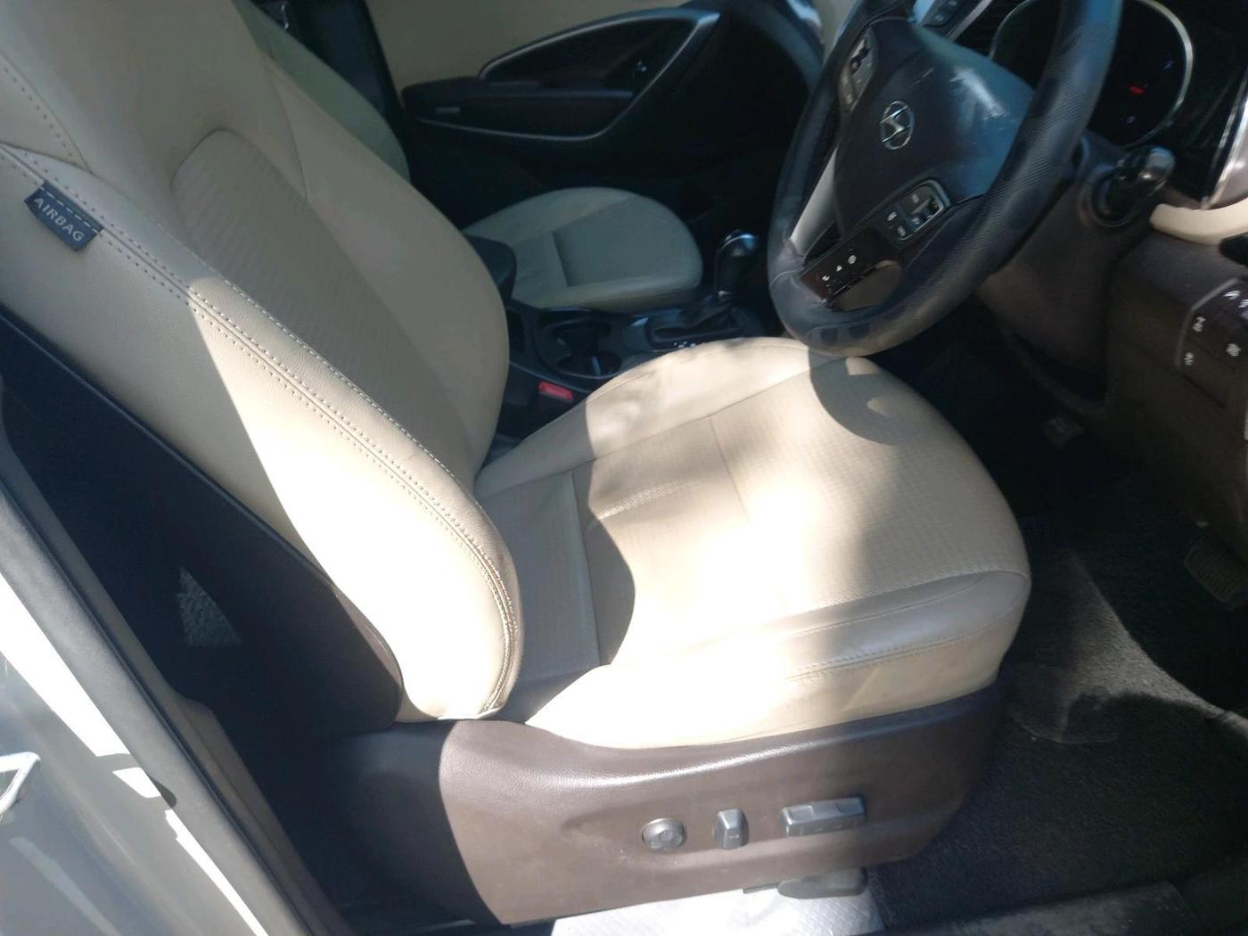 2014 Hyundai Santa Fe 4 WD AT, Diesel, Automatic, 2,62,706 km, interior