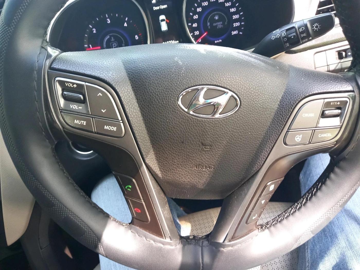 2014 Hyundai Santa Fe 4 WD AT, Diesel, Automatic, 2,62,706 km, interior