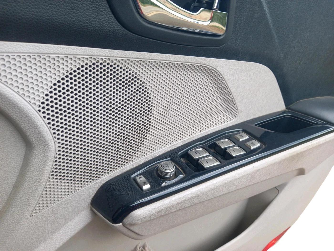 2020 Mahindra XUV300 W8 1.2 PETROL, Petrol, Manual, 55,760 km, interior