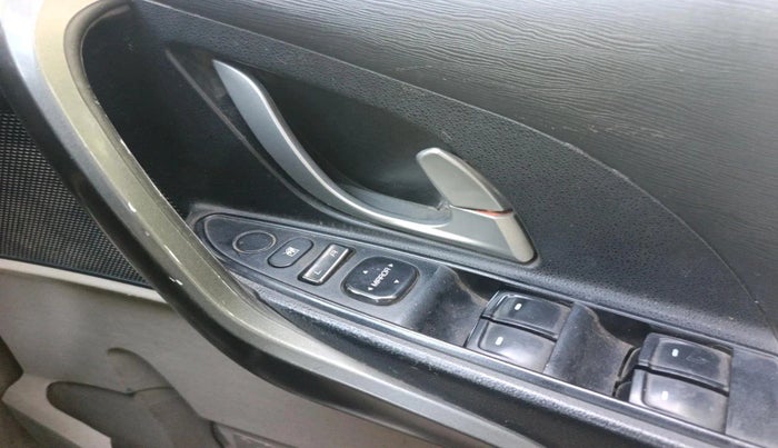 2015 Mahindra XUV500 W6, Diesel, Manual, 1,81,140 km, interior