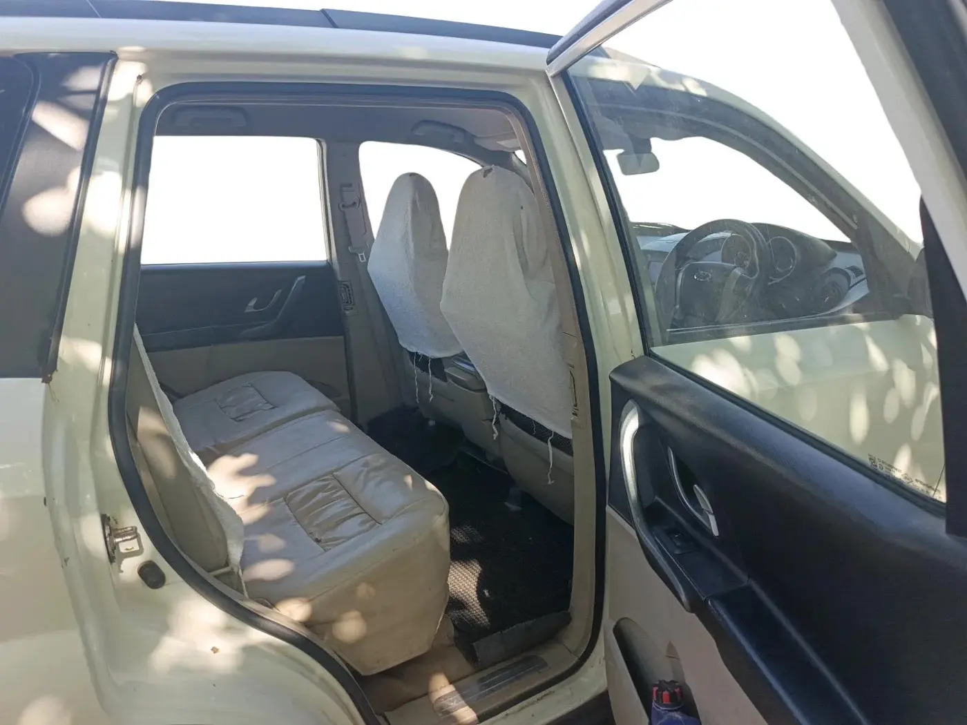 2015 Mahindra XUV500 W6, Diesel, Manual, 1,81,140 km, interior