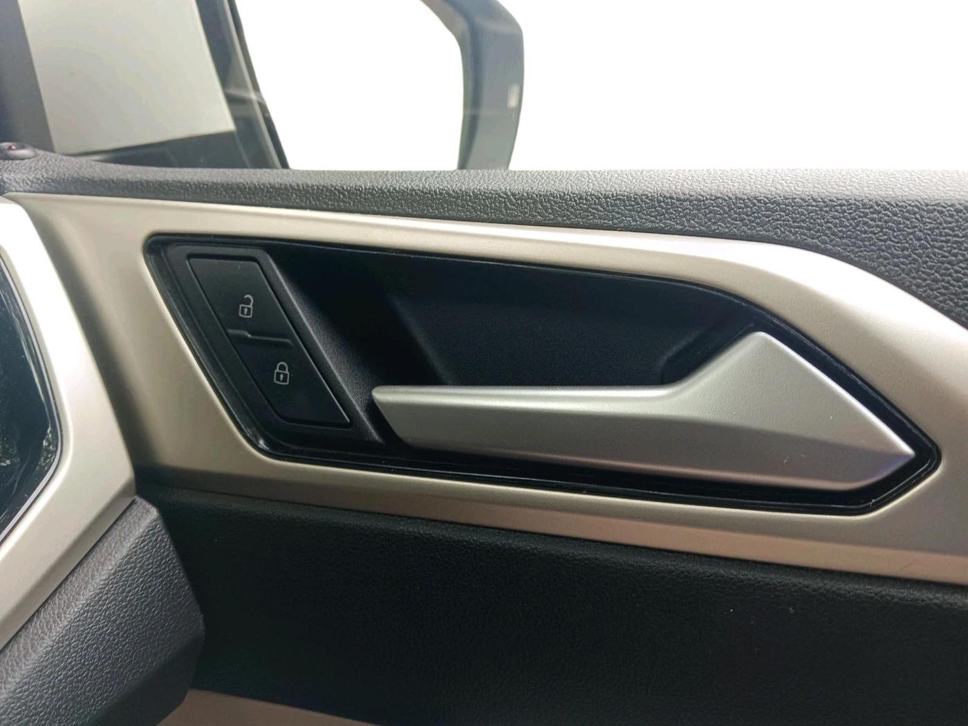 2023 Volkswagen VIRTUS HIGHLINE TSI 1.0 AT, Petrol, Automatic, 20,025 km, interior