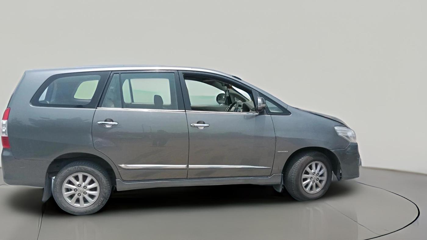 2013 Toyota Innova 2.5 VX 8 STR, Diesel, Manual, 2,87,799 km, exterior