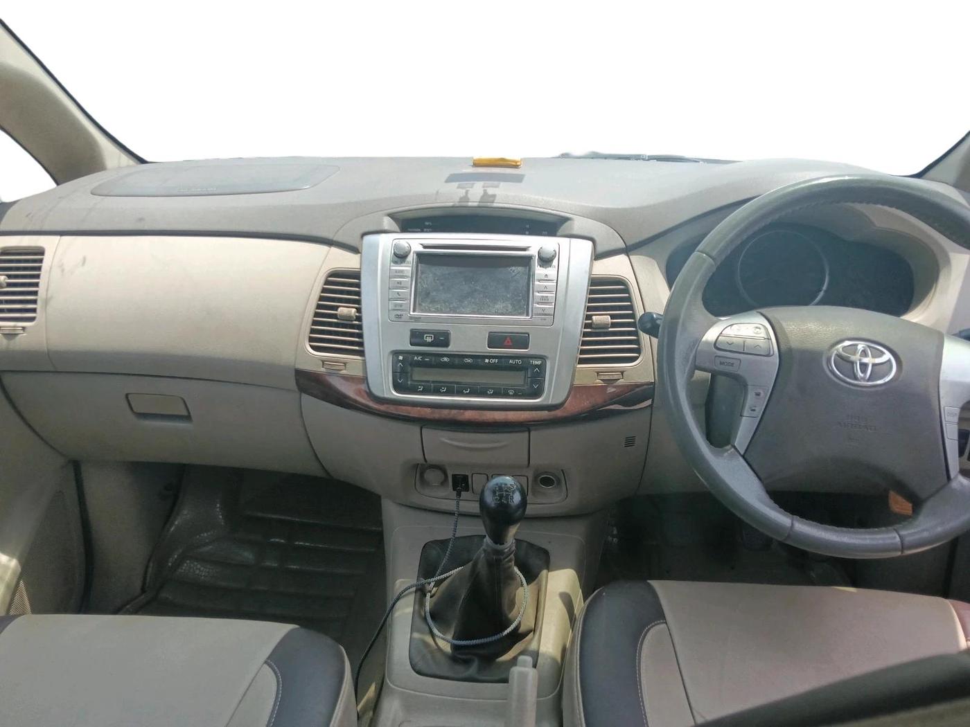 2013 Toyota Innova 2.5 VX 8 STR, Diesel, Manual, 2,87,799 km, interior