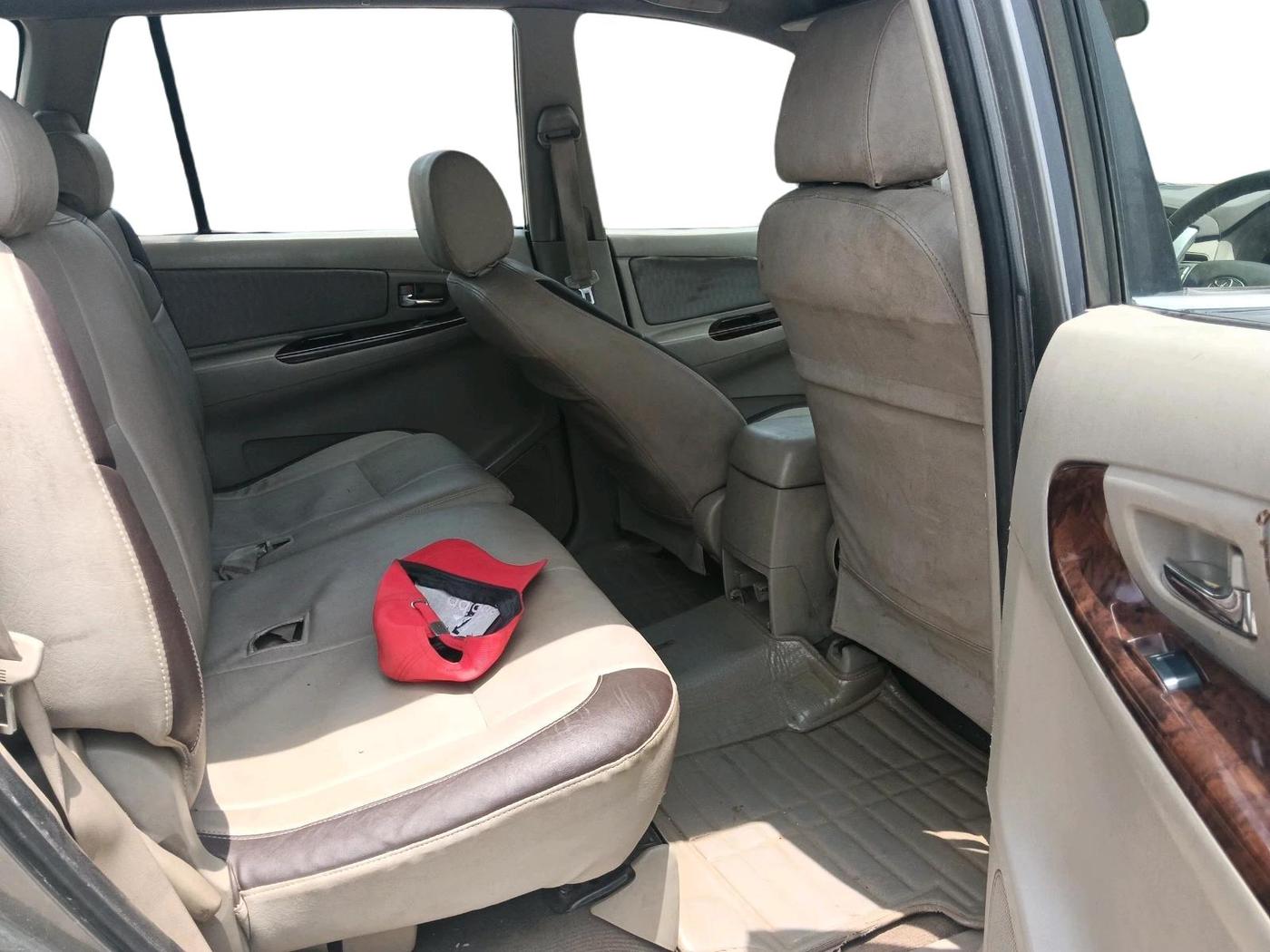 2013 Toyota Innova 2.5 VX 8 STR, Diesel, Manual, 2,87,799 km, interior
