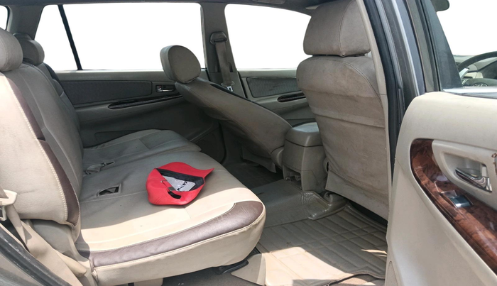 2013 Toyota Innova 2.5 VX 8 STR, Diesel, Manual, 2,87,799 km, interior