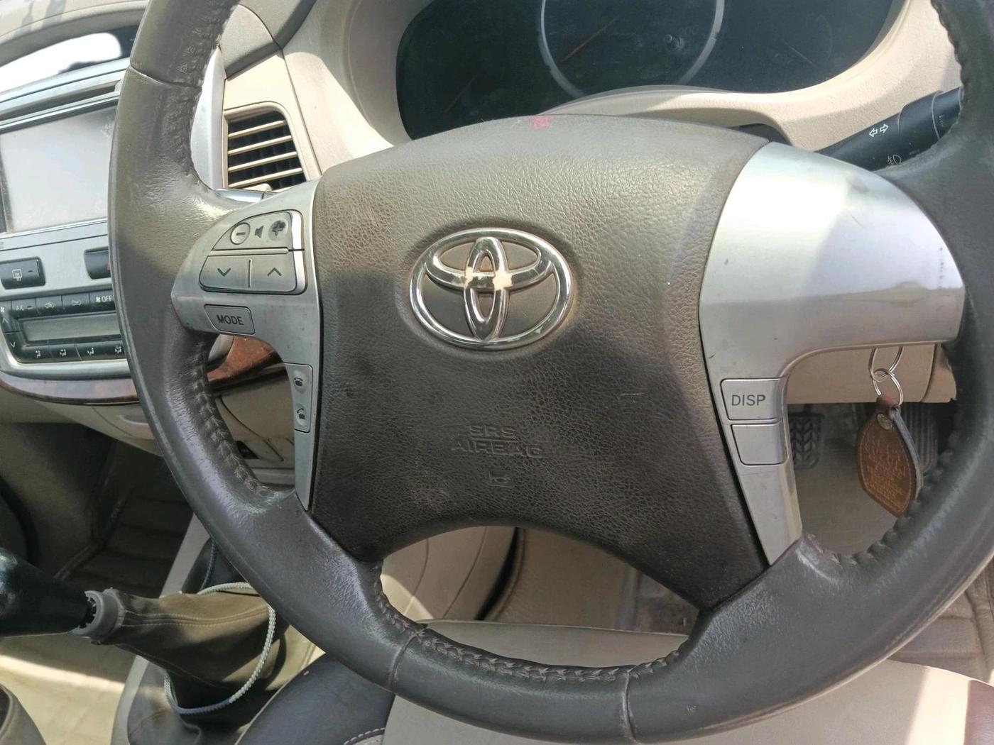 2013 Toyota Innova 2.5 VX 8 STR, Diesel, Manual, 2,87,799 km, interior