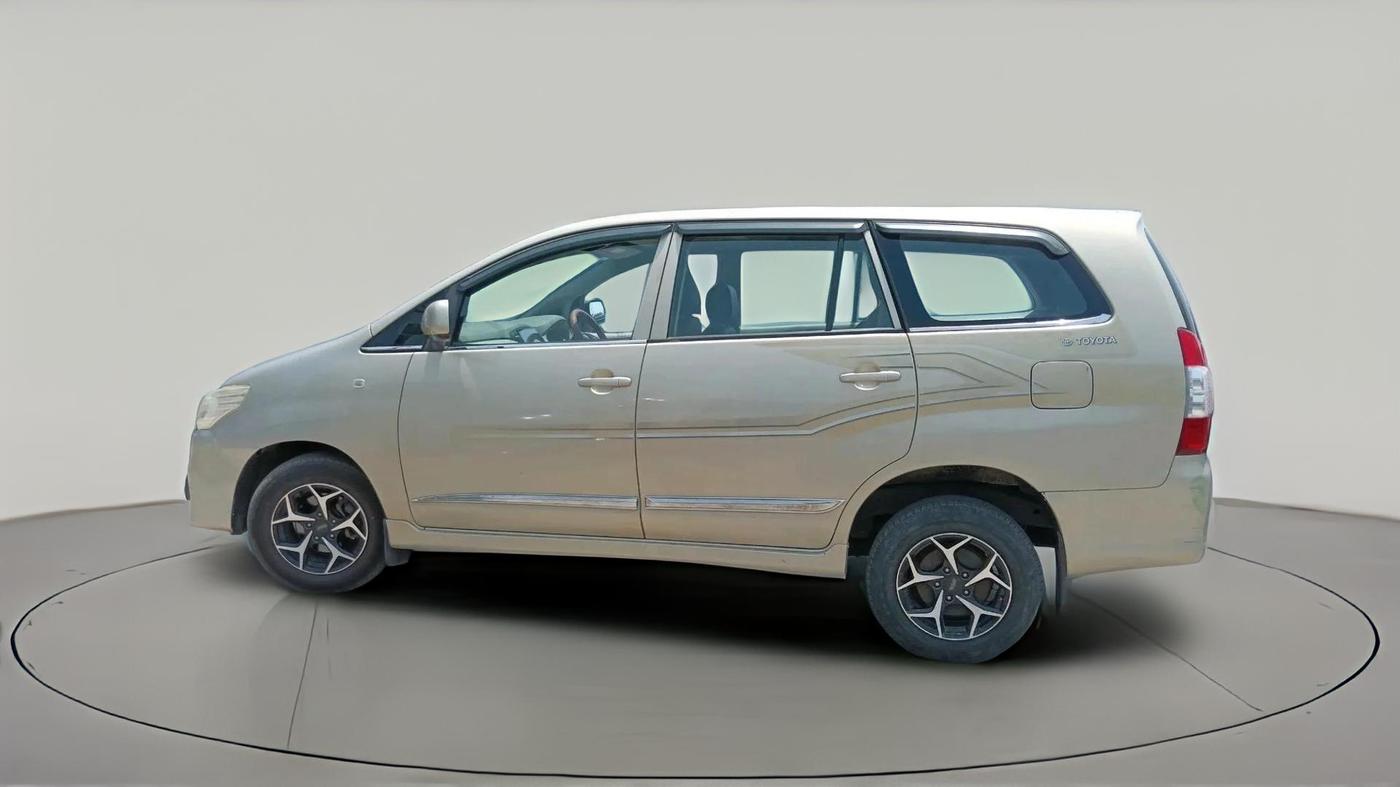 2013 Toyota Innova 2.5 GX 7 STR, Diesel, Manual, 1,87,854 km, exterior