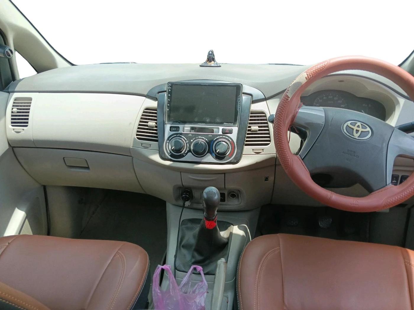 2013 Toyota Innova 2.5 GX 7 STR, Diesel, Manual, 1,87,854 km, interior