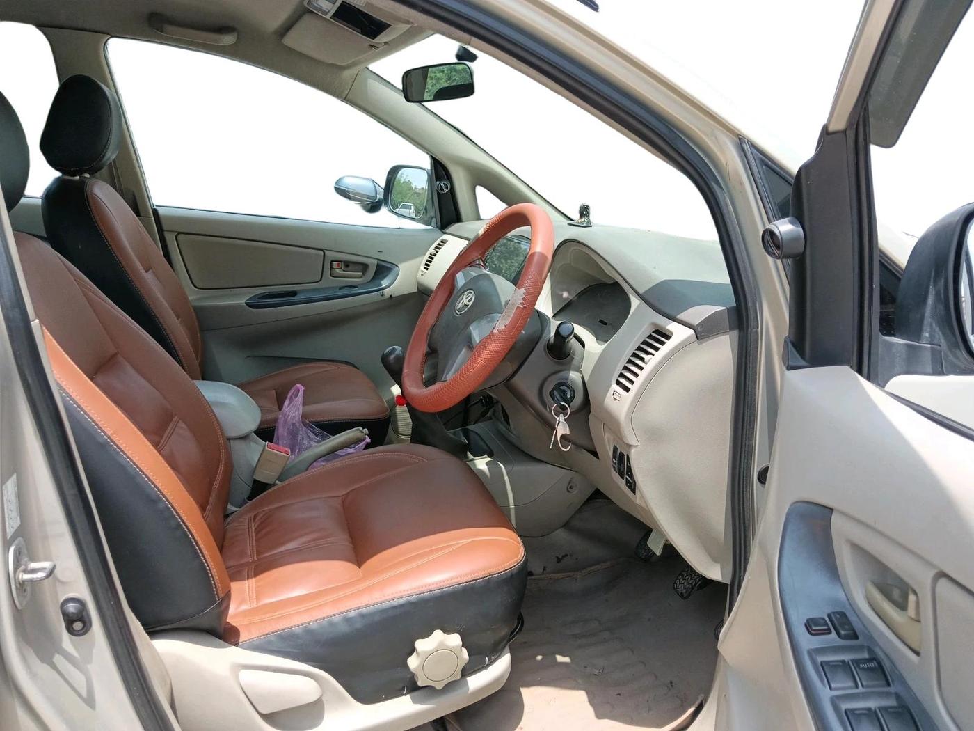 2013 Toyota Innova 2.5 GX 7 STR, Diesel, Manual, 1,87,854 km, interior