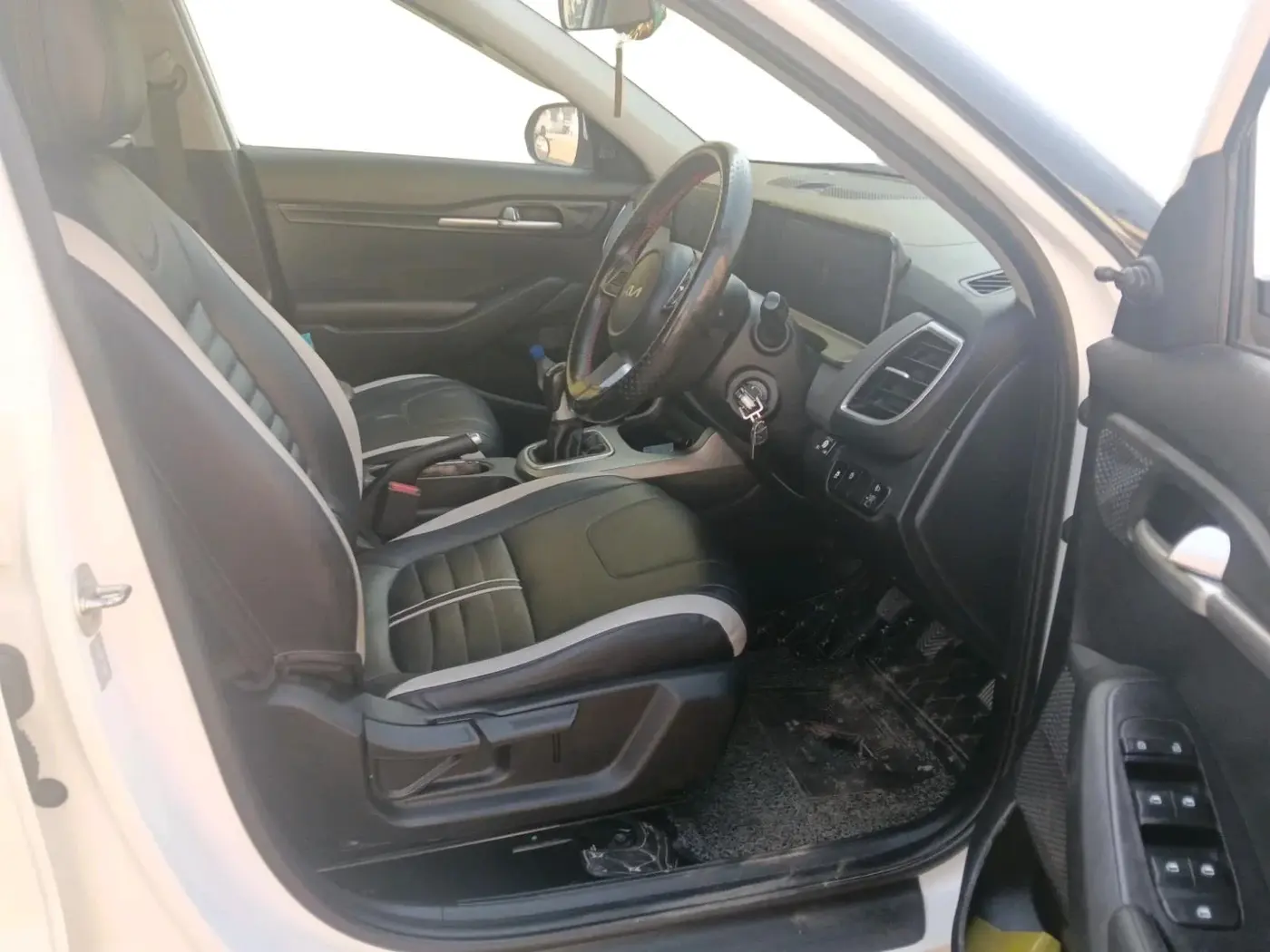 2023 KIA SELTOS HTE 1.5 PETROL, CNG, Manual, 93,385 km, interior
