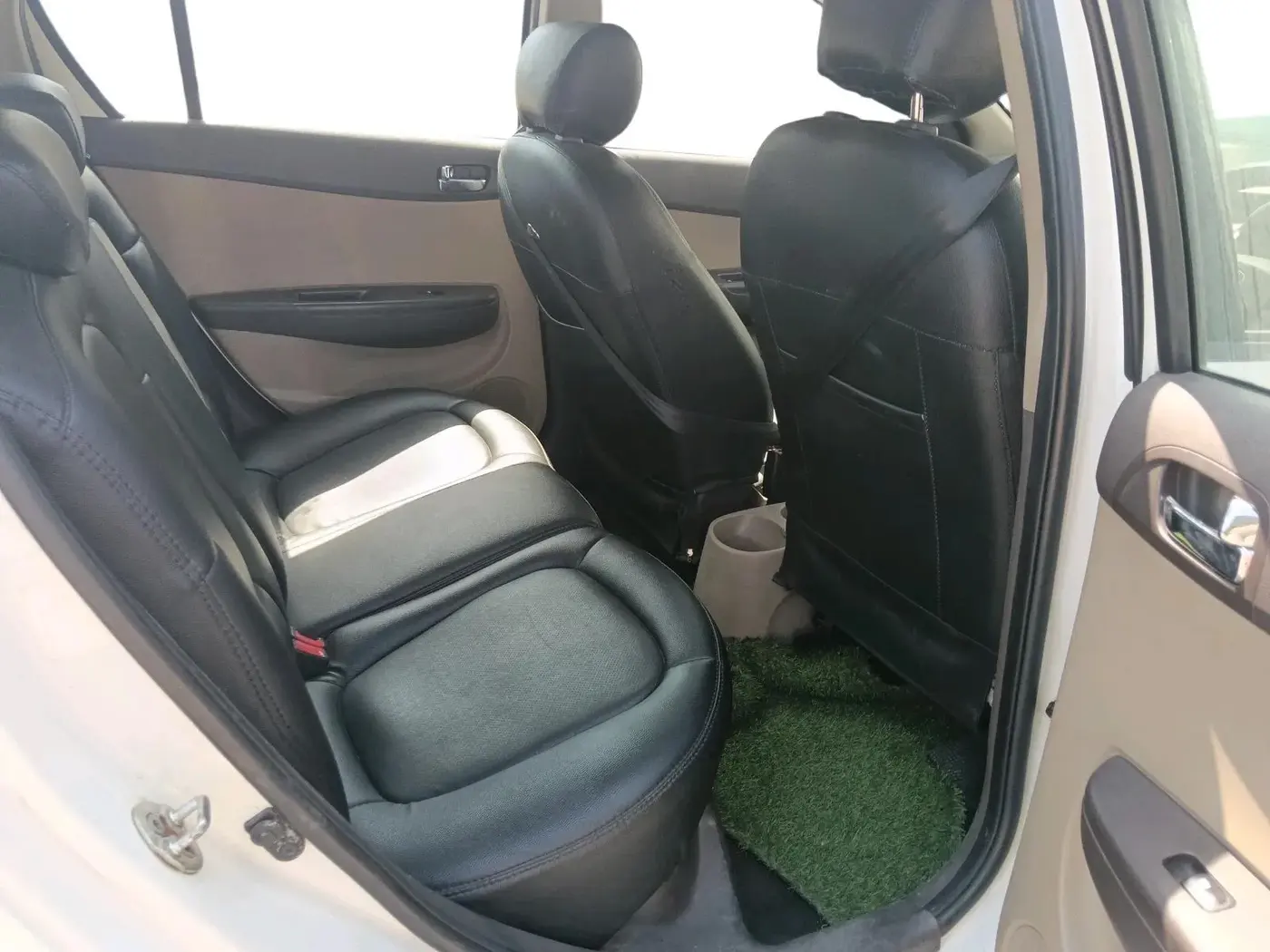 2011 Hyundai i20 ASTA 1.4 AT, CNG, Automatic, 84,639 km, interior