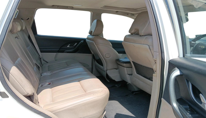 2017 Mahindra XUV500 W10, Diesel, Manual, 1,75,580 km, interior