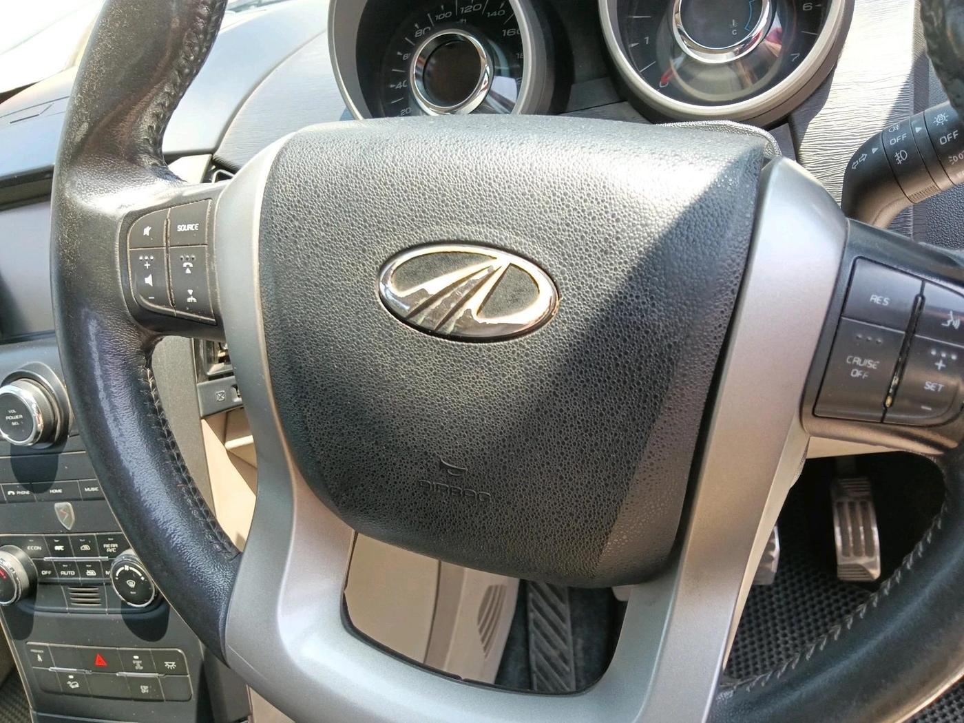 2017 Mahindra XUV500 W10, Diesel, Manual, 1,75,580 km, interior