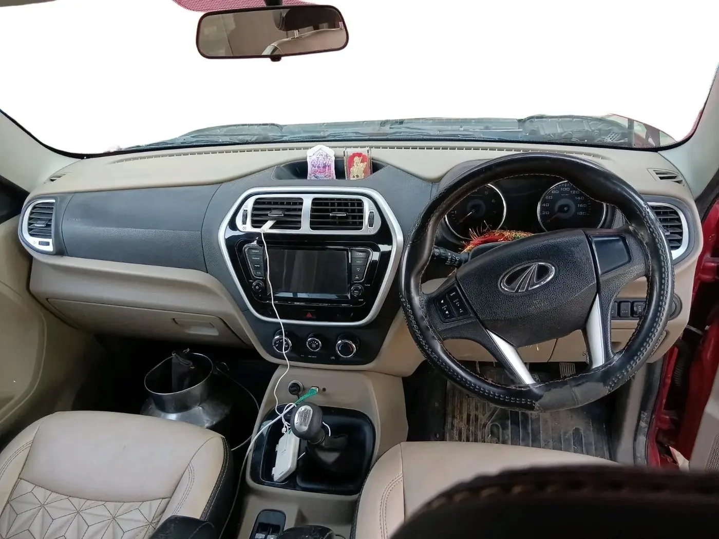2018 Mahindra TUV300 T10, Diesel, Manual, 1,27,663 km, interior