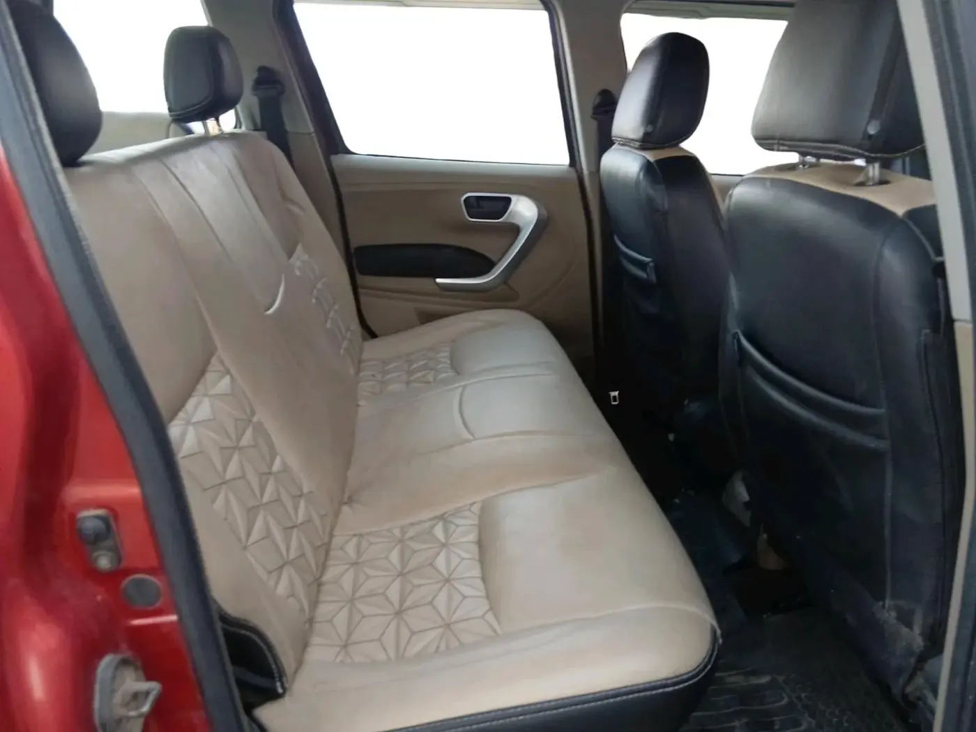 2018 Mahindra TUV300 T10, Diesel, Manual, 1,27,663 km, interior