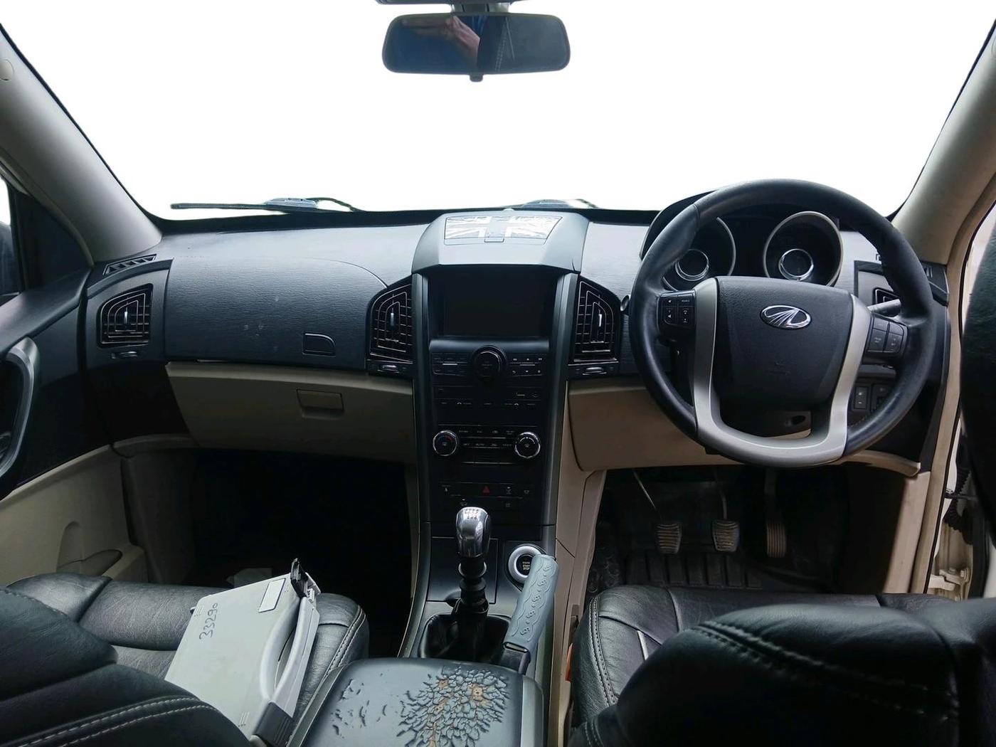 2017 Mahindra XUV500 W9, Diesel, Manual, 1,79,541 km, interior