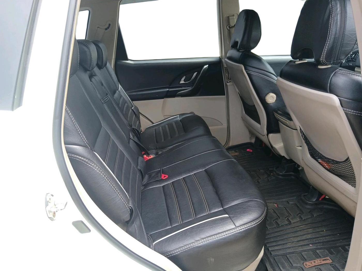 2017 Mahindra XUV500 W9, Diesel, Manual, 1,79,541 km, interior