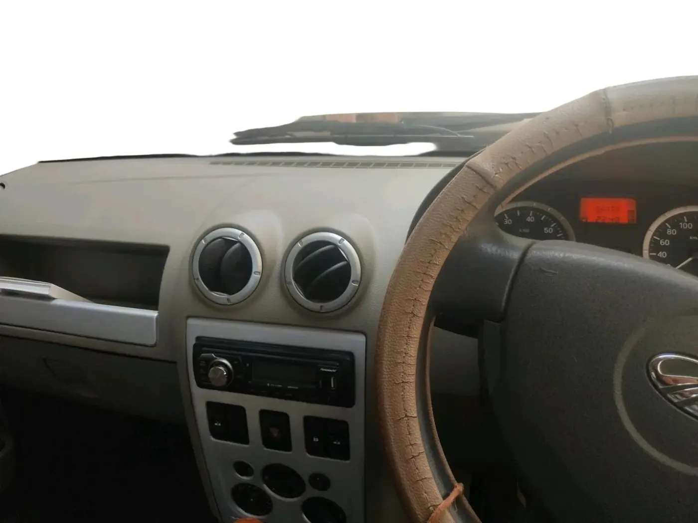 2011 Mahindra Verito 1.4 G4 BS-III, CNG, Manual, 1,00,009 km, interior