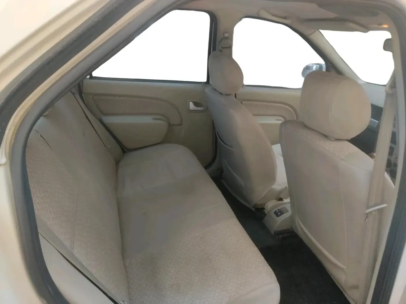 2011 Mahindra Verito 1.4 G4 BS-III, CNG, Manual, 1,00,009 km, interior