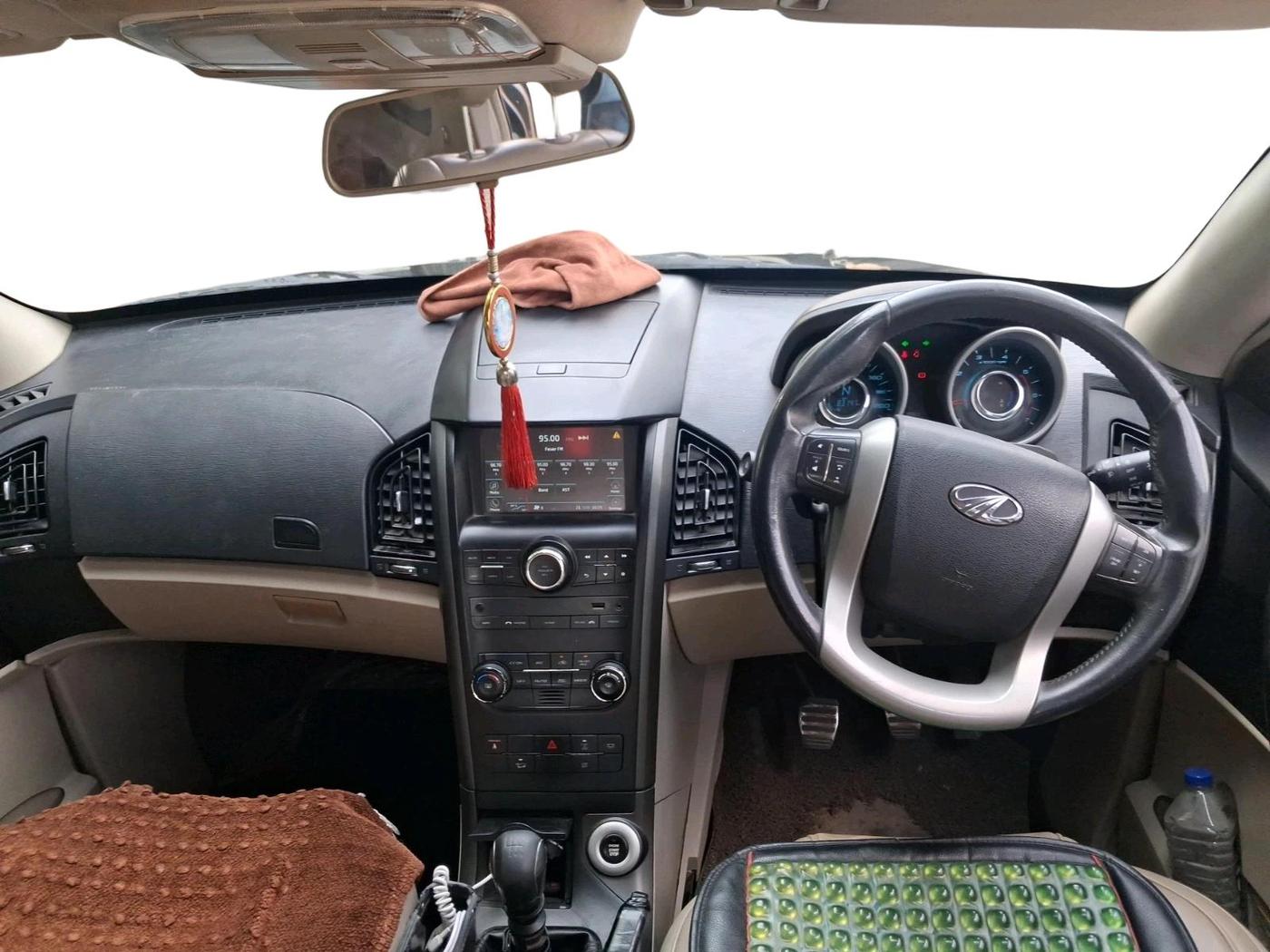 2017 Mahindra XUV500 W10, Diesel, Manual, 83,141 km, interior