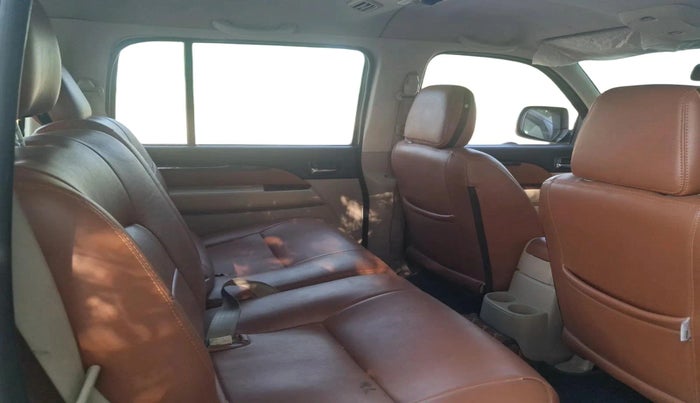 2010 Ford Endeavour 2.5L 4X2 MT, Diesel, Manual, 1,04,899 km, interior