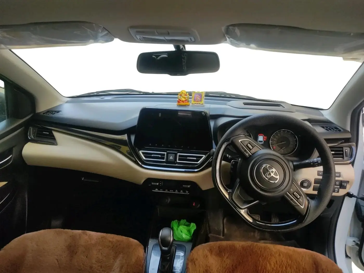 2025 Toyota Glanza V AMT, Petrol, Automatic, 5,600 km, interior