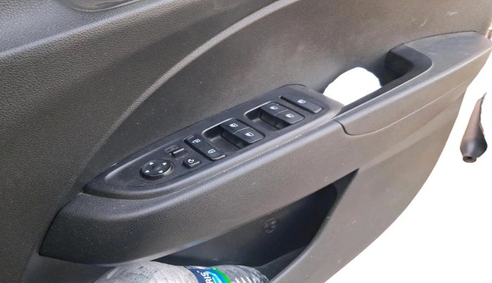 2022 Hyundai VENUE S+ 1.2, Petrol, Manual, 52,984 km, interior