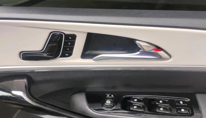 2023 Mahindra XUV700 AX 7 D AT 7 STR, Diesel, Automatic, 93,593 km, interior