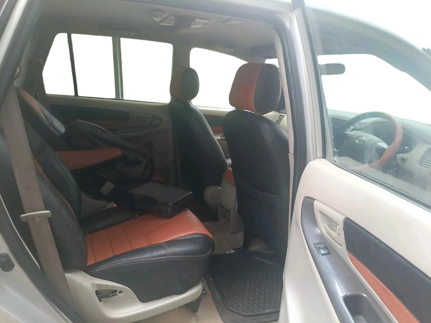 2012 Toyota Innova 2.5 GX 7 STR, Diesel, Manual, 3,14,431 km, interior