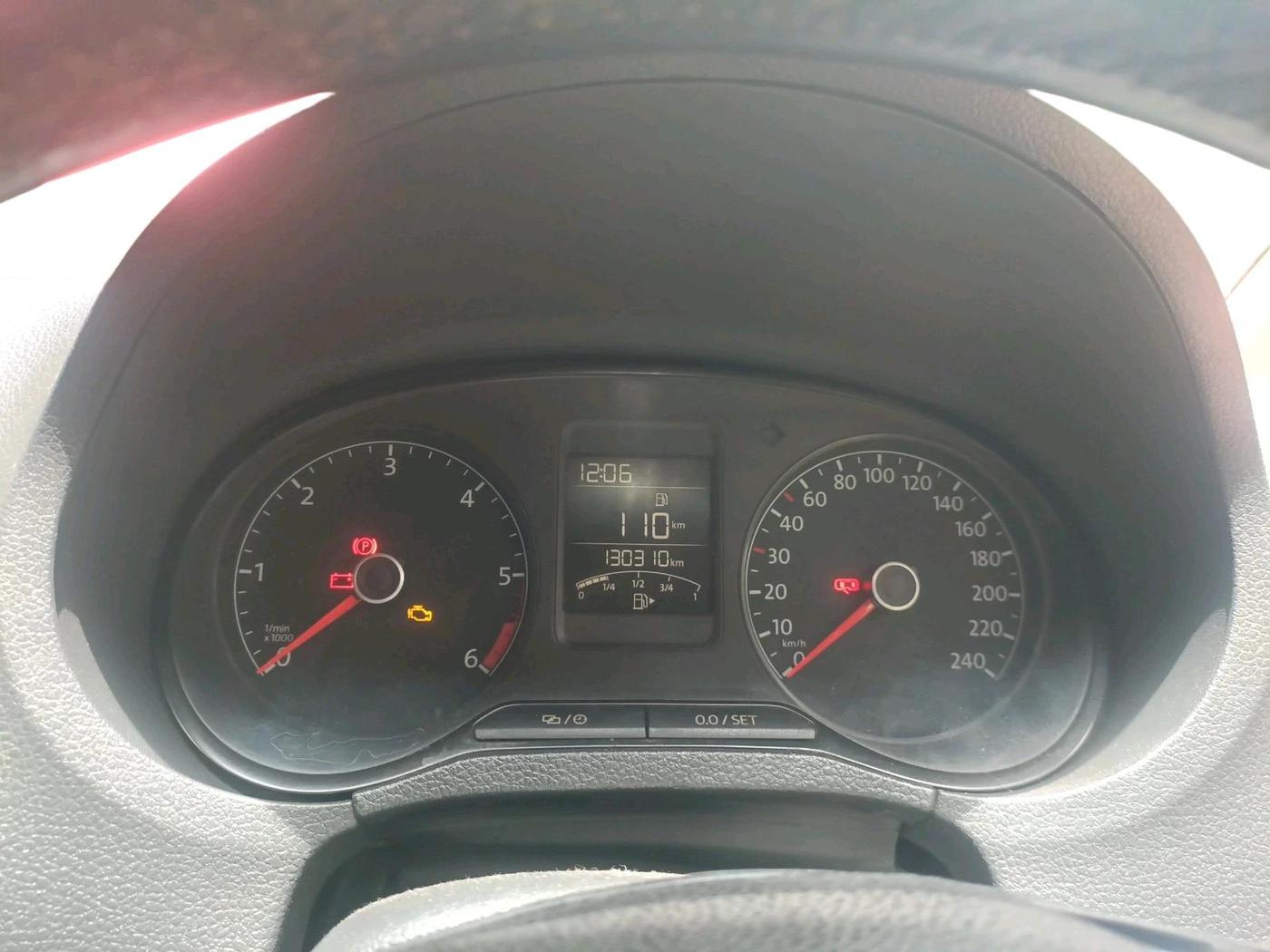 2016 Volkswagen Polo HIGHLINE1.5L, Diesel, Manual, 1,30,310 km, interior