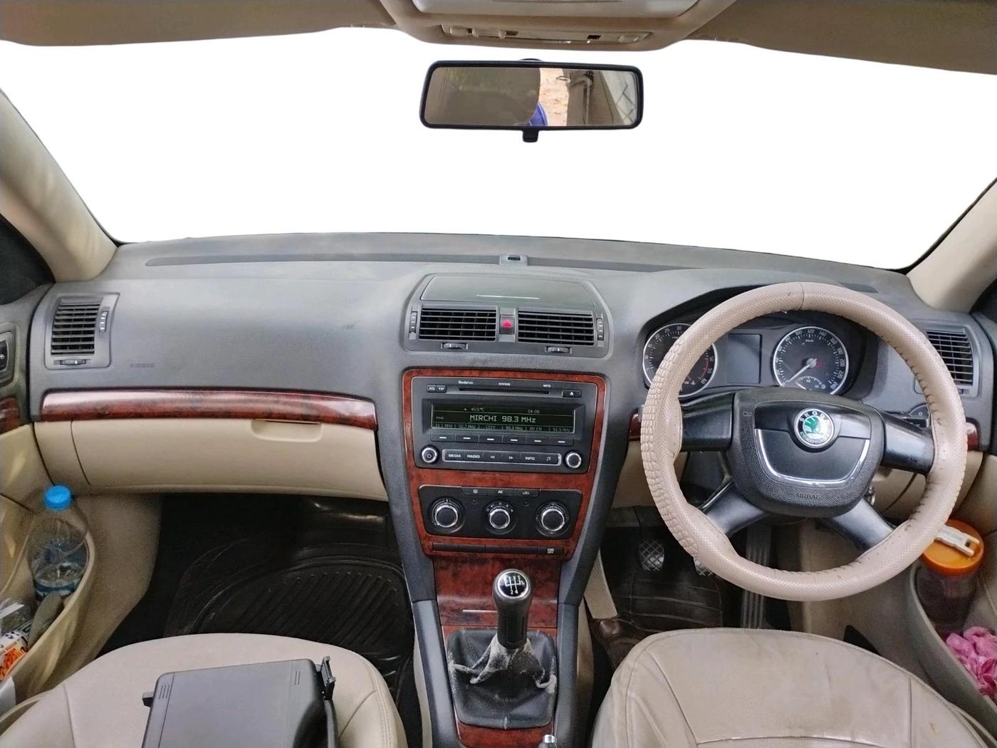 2011 Skoda Laura AMBIENTE 2.0 TDI CR MT, Diesel, Manual, 1,73,557 km, interior
