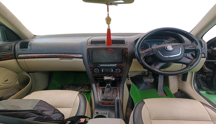 2011 Skoda Laura ELEGANCE 2.0 TDI CR AT, Diesel, Automatic, 2,77,425 km, interior